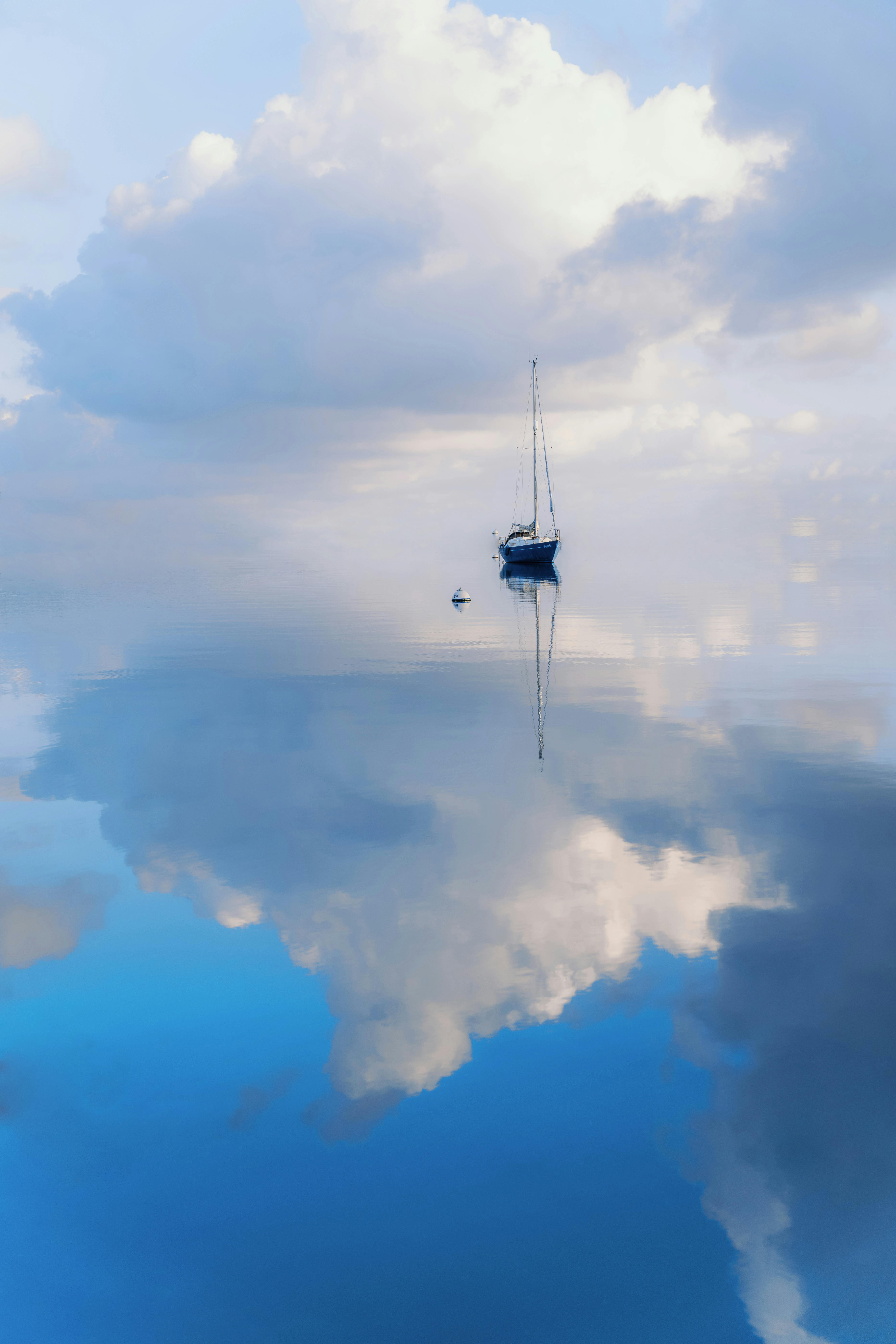Barco no meio de oceano espelho
